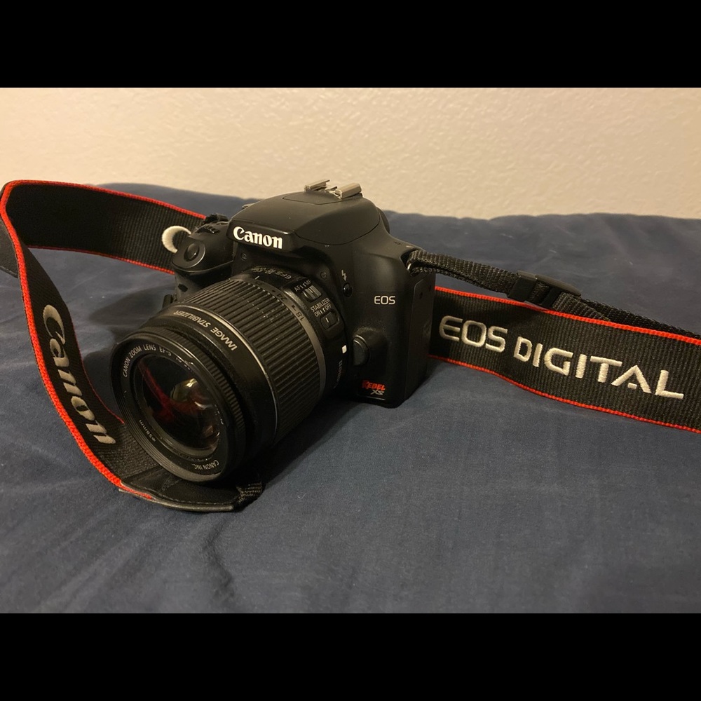 Canon eos Rebel xs Camera w/zoom lens